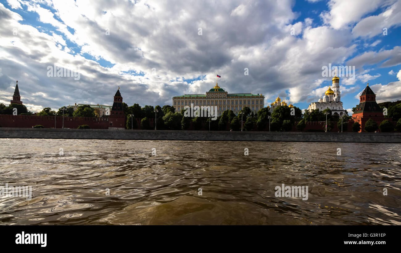 Vue sur grand palais du Kremlin de Moscou river Banque D'Images