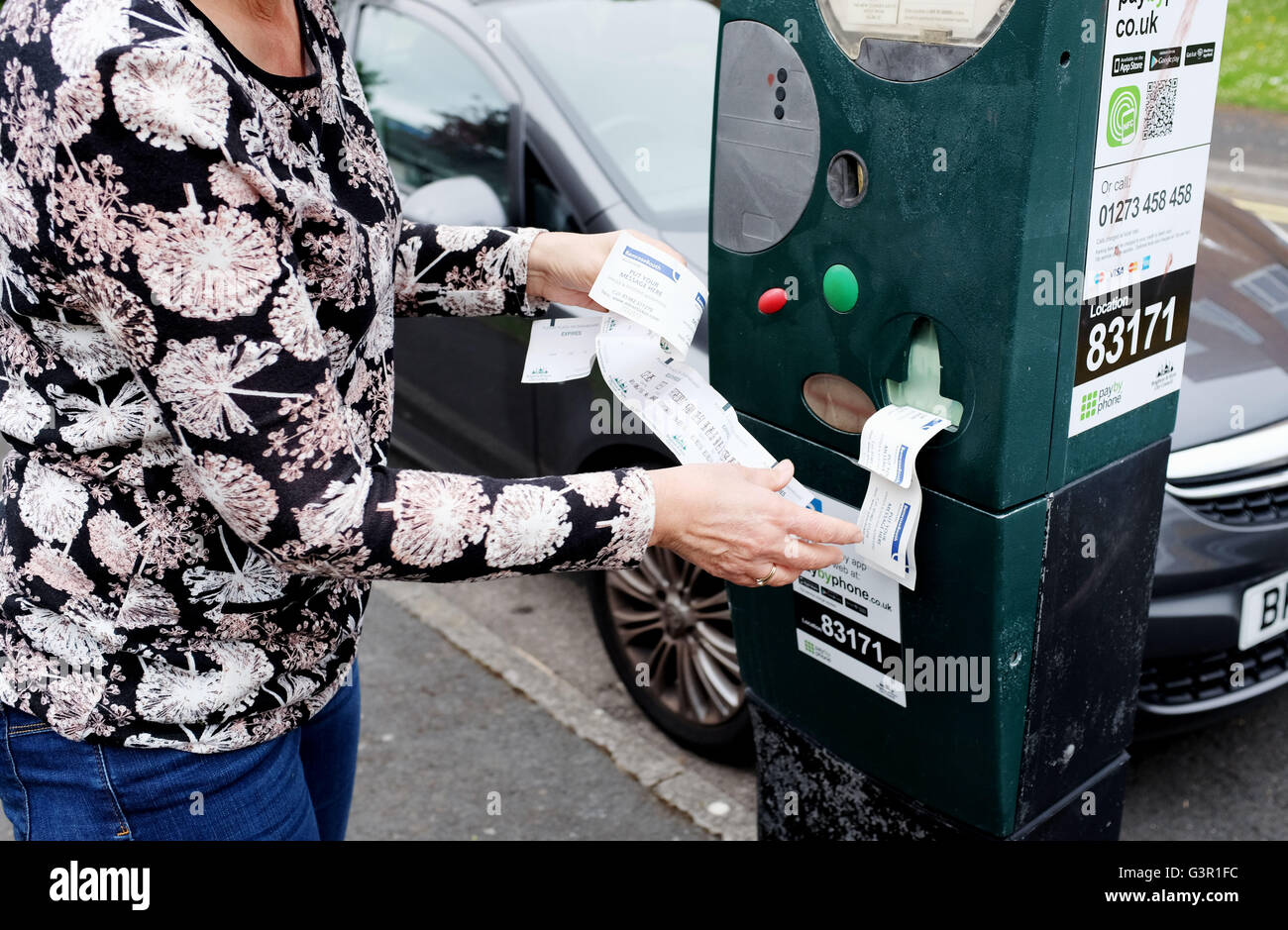 Broken parking meter dans ville de Brighton l'impression des billets inutiles avec l'automobiliste femme frustrée UK Banque D'Images