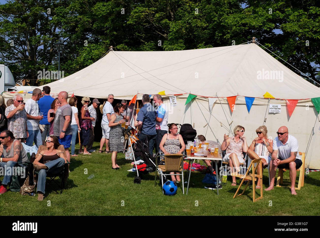 Personnes lors d'une partie de l'été anglais traditionnel sur le green ou fete à East Preston West Sussex UK village Banque D'Images