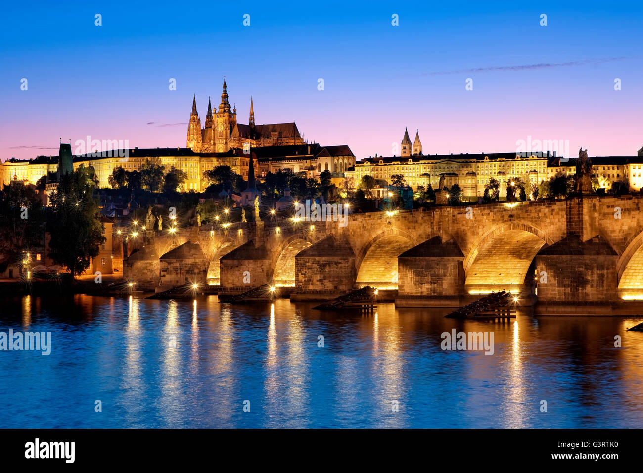 Le château de Prague et le pont Charles à Prague la nuit Banque D'Images