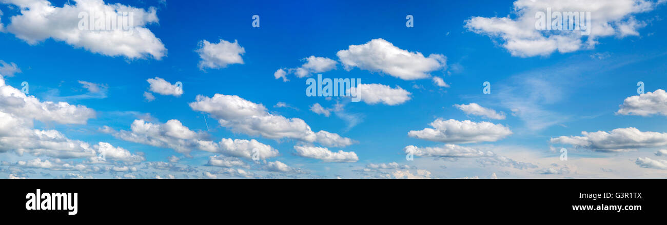 À voir les nuages dans le ciel Banque D'Images