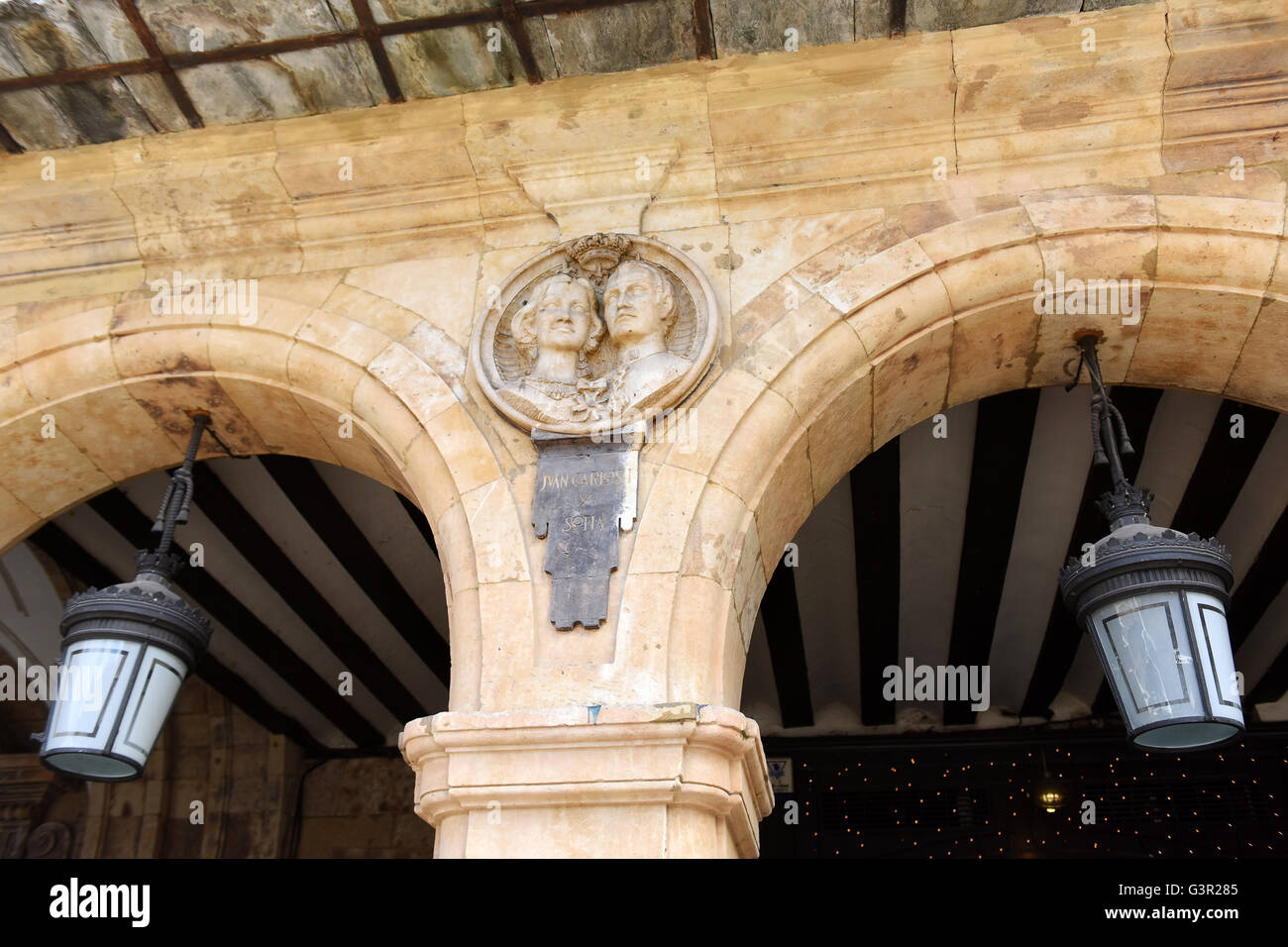 Buste du Roi Juan Carlos et la Reine Sofia sur la Plaza Mayor à Salamanque Espagne Banque D'Images