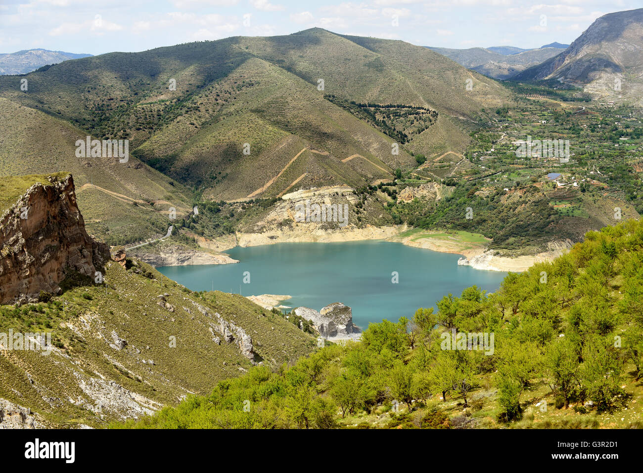 Le lac artificiel de Guejar Sierra 'Embalse de Canales' dans le parc national de la Sierra Nevada en Andalousie Espagne. Banque D'Images