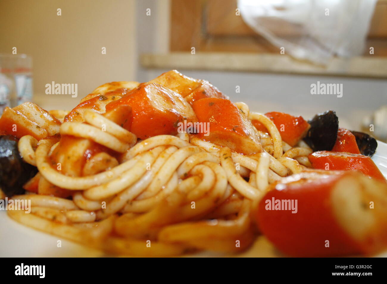 Pâtes aux moules, sauce de tomate et de crabe Banque D'Images