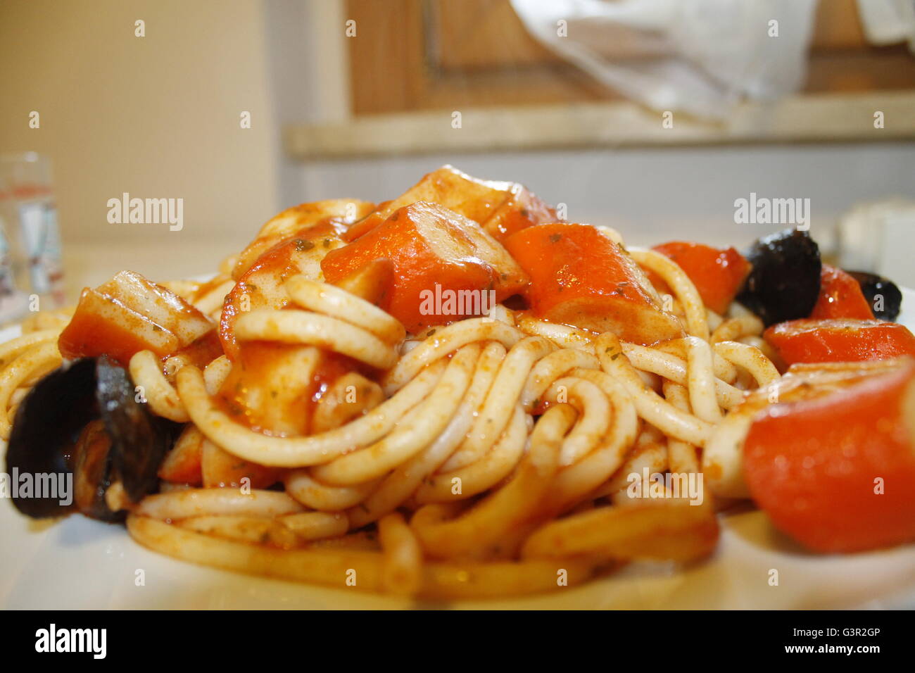 Pâtes aux moules, sauce de tomate et de crabe Banque D'Images