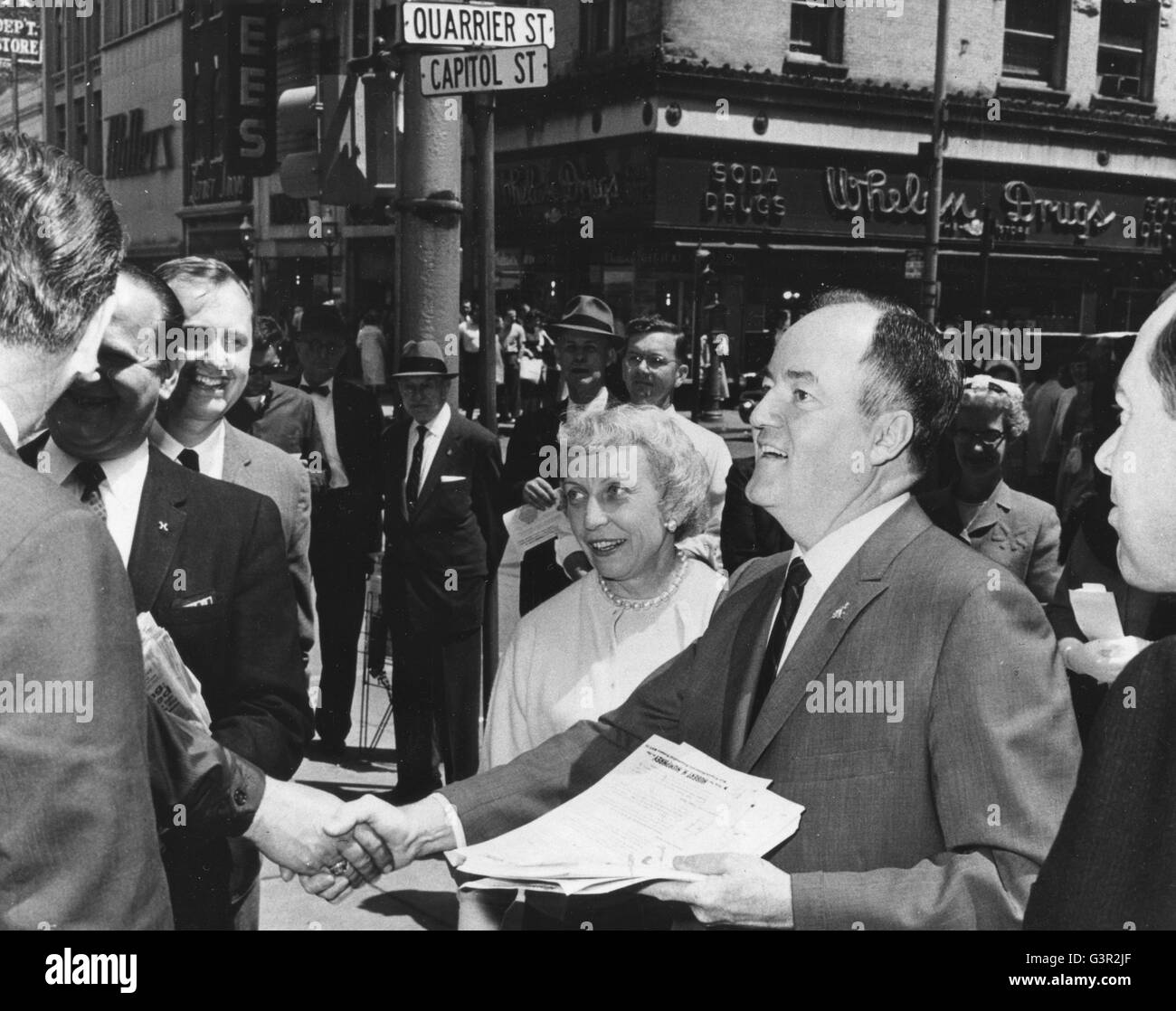 Le sénateur Hubert H. Humphrey et sa femme, Muriel, au cours d'une campagne. Banque D'Images