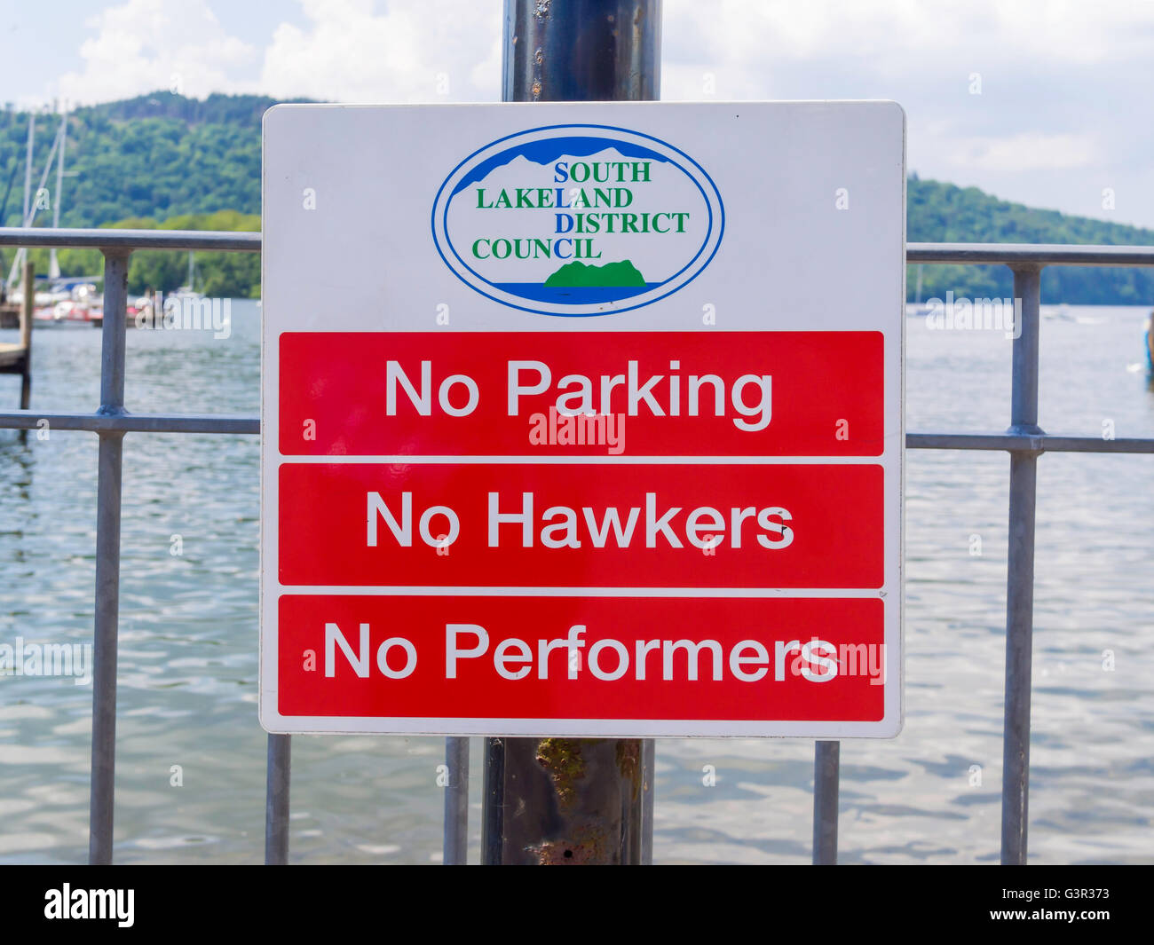 Signe de restriction notice No Parking , pas de vendeurs ambulants, les artistes interprètes ou exécutants n'par le lac Windermere Cumbria Banque D'Images