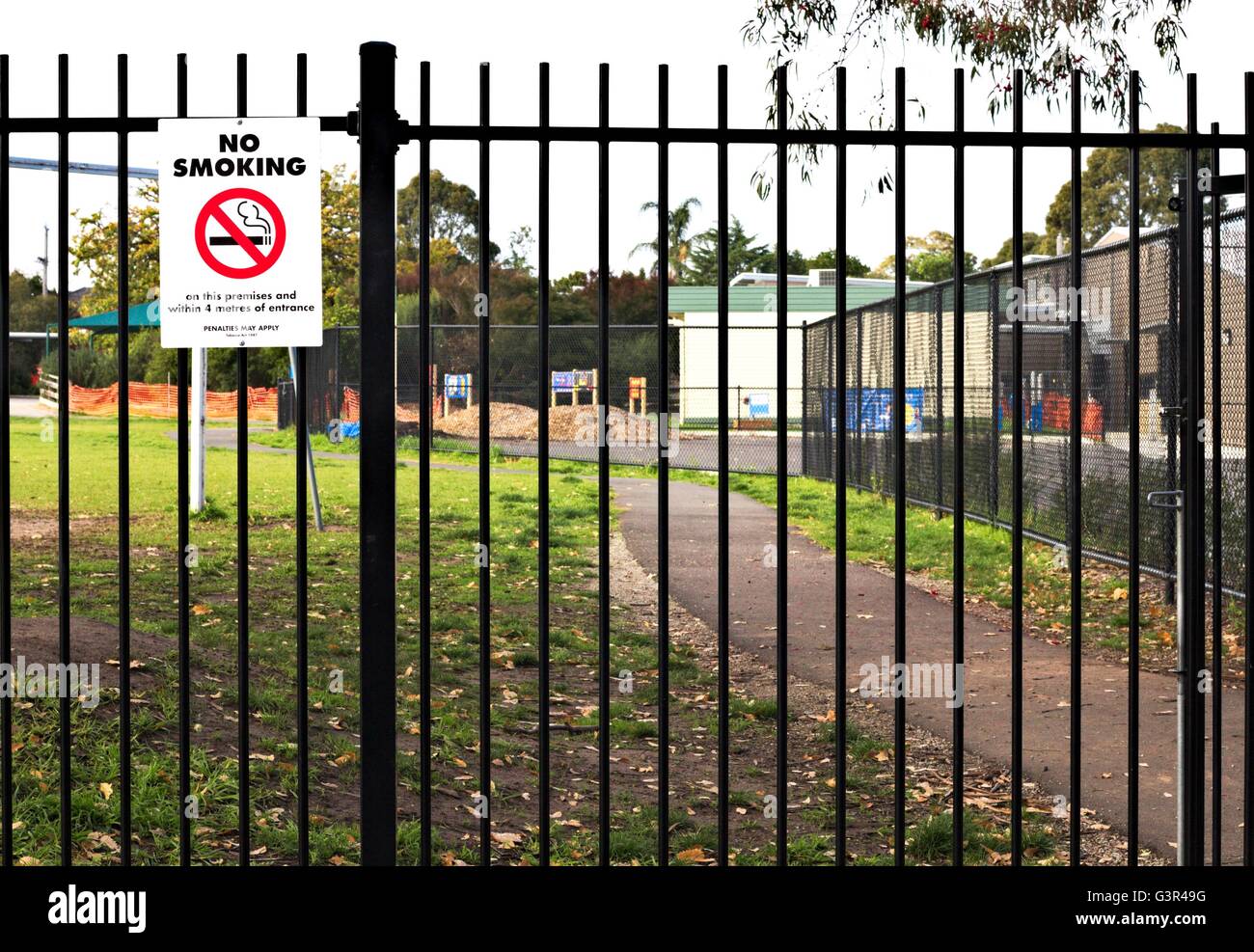 Aucun signe de fumer sur une grille dans une école déserte Photo Stock -  Alamy