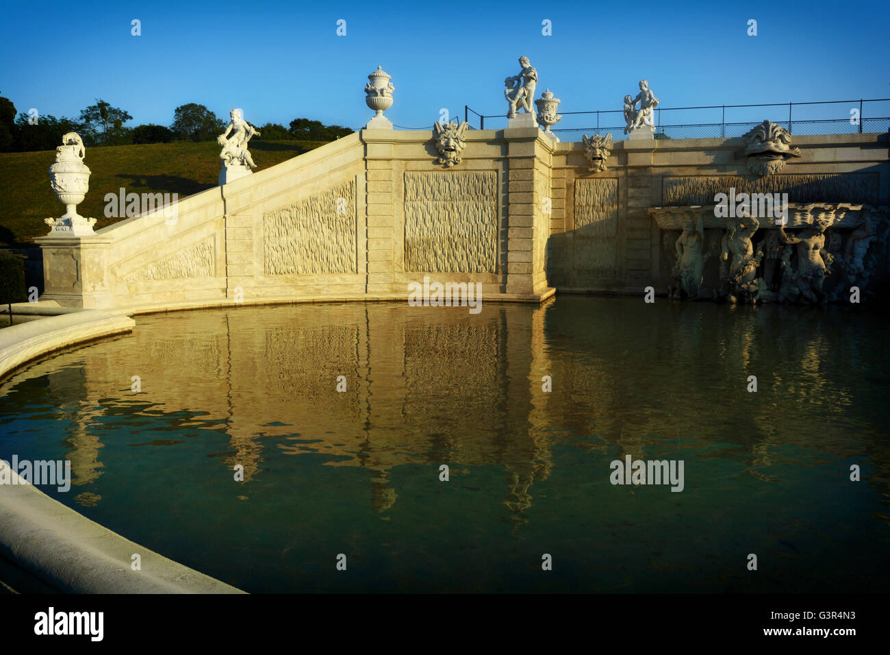 Bassin et des ornements architecturaux dans le jardin du palais du Belvédère à Vienne, Autriche Banque D'Images