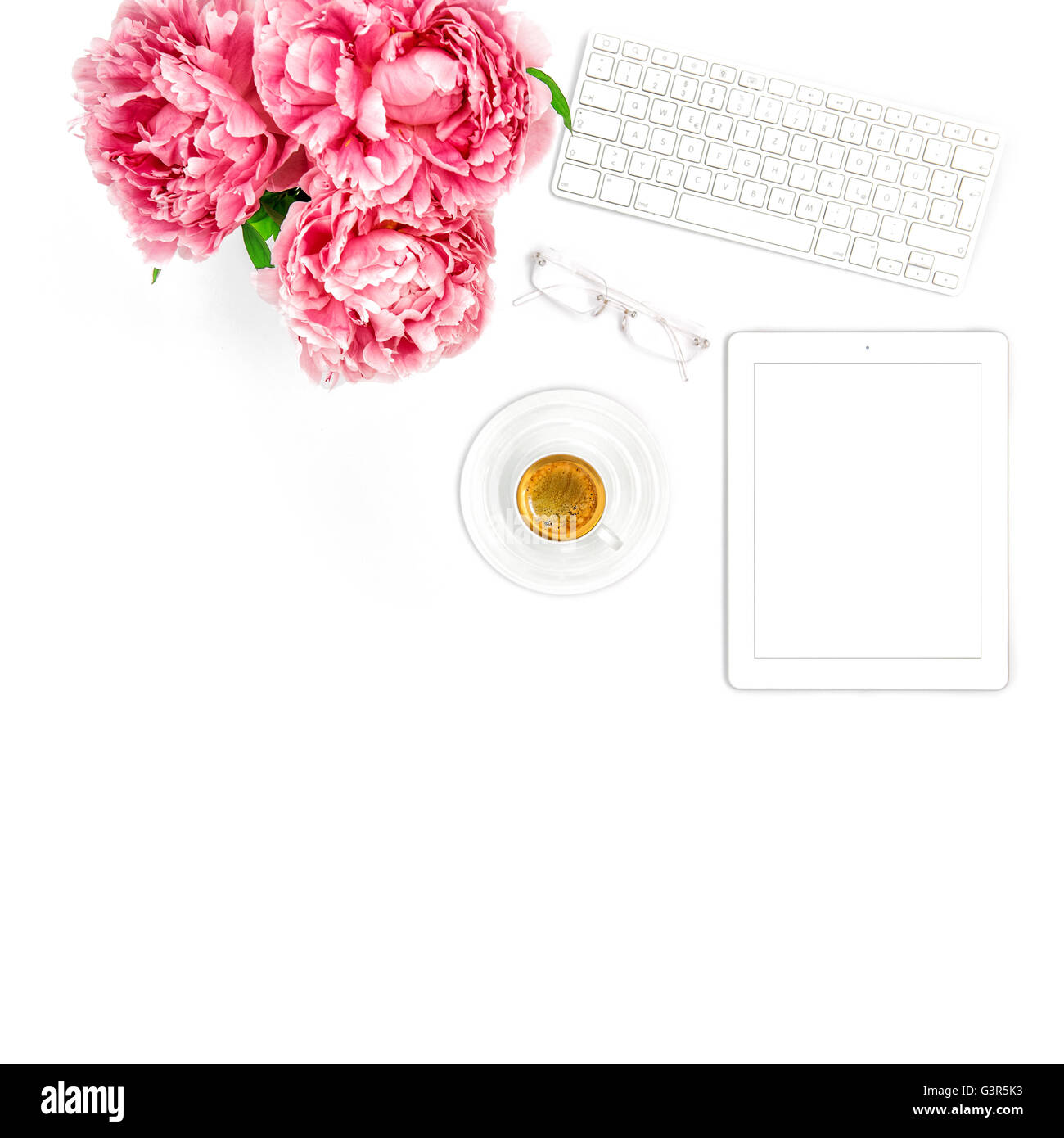 Tablet PC, Clavier, tasse de café. Bureau d'accueil des entreprises en milieu de dame. Mise à plat sur les médias sociaux blogger Banque D'Images