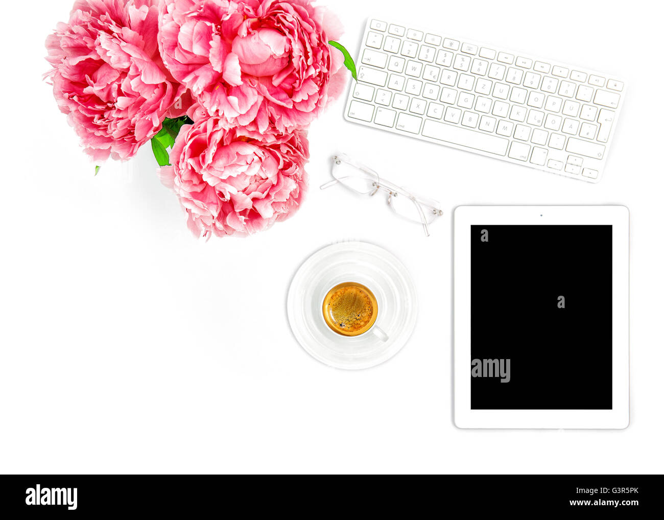 Digital Tablet PC, Clavier, tasse de café. Bureau d'accueil du milieu de femme d'affaires. Mise à plat sur les médias sociaux blogger Banque D'Images