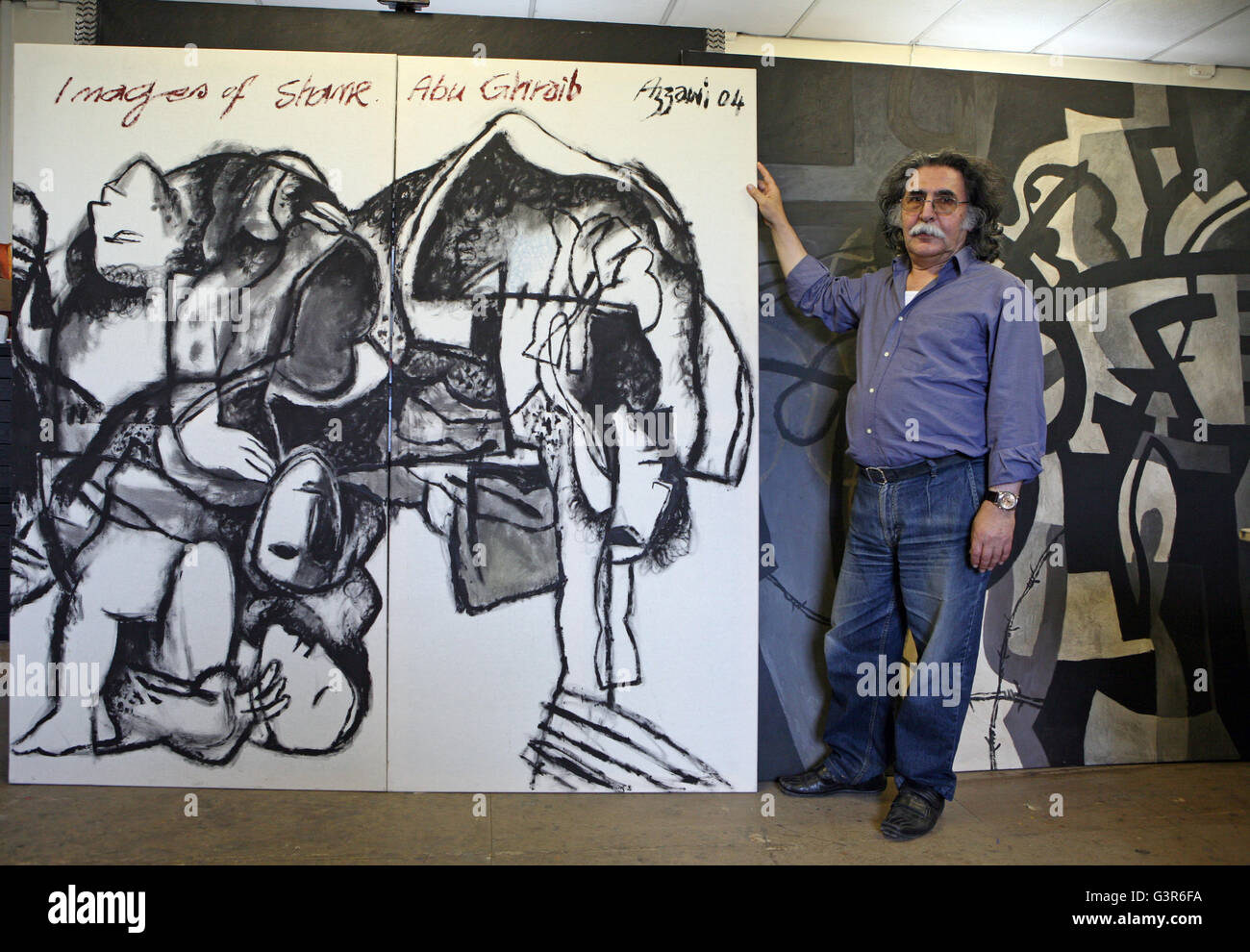 Dia Azzawi dans son atelier de Londres. Il a quitté l'Irak sous Saddam Hussein en 1976 et est aujourd'hui l'un des artistes les plus influents de l'Iraq. Banque D'Images