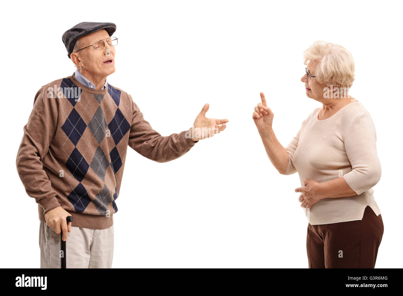 Portrait d'un couple de personnes âgées se disputer avec chaque autre isolé sur fond blanc Banque D'Images