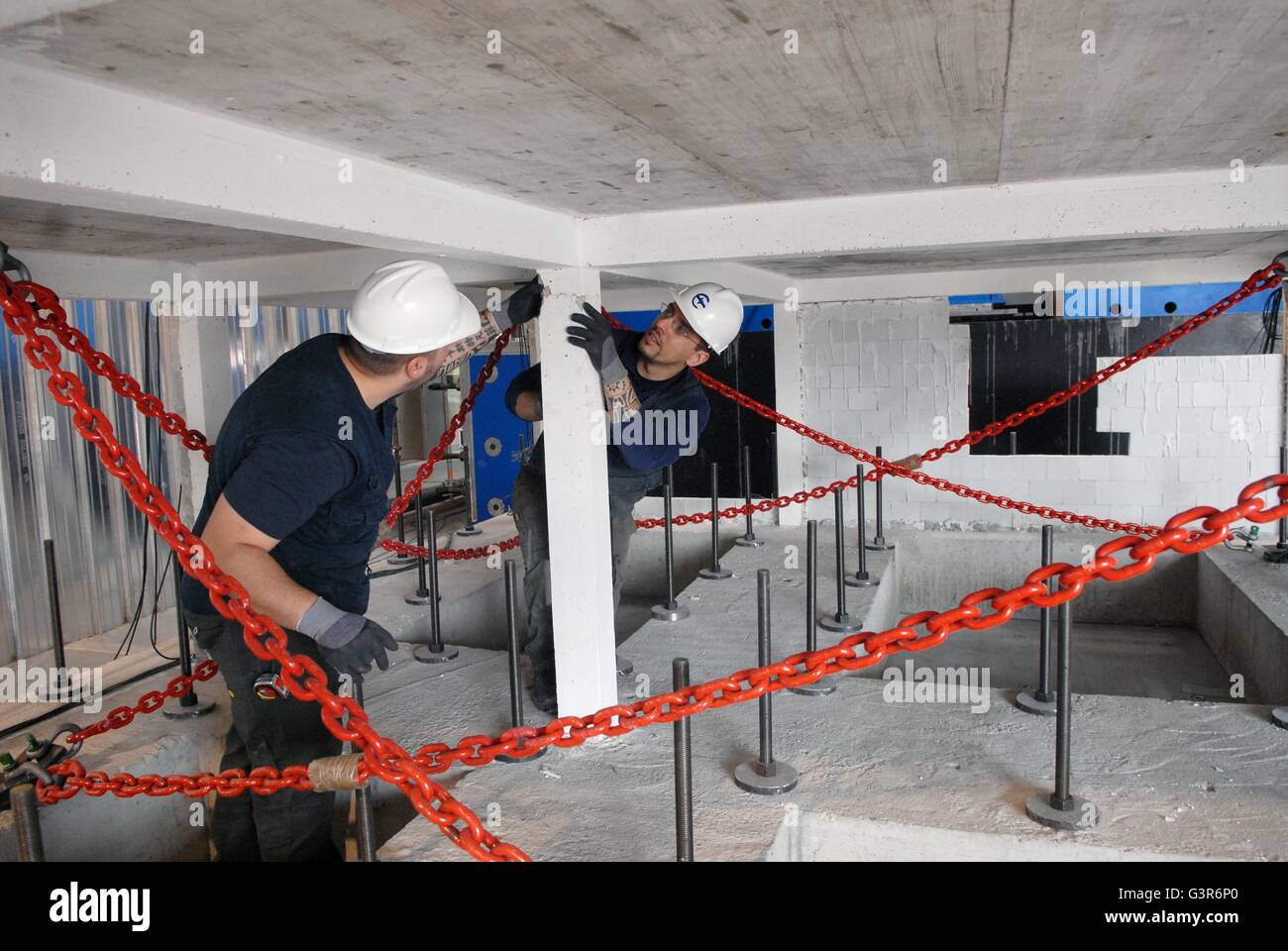 Pavie (Italie), EUCENTER - European Center for Earthquake Engineering, le contrôle des dommages produits sur un petit bâtiment de la moitié de la taille naturelle en béton armé et briques Banque D'Images