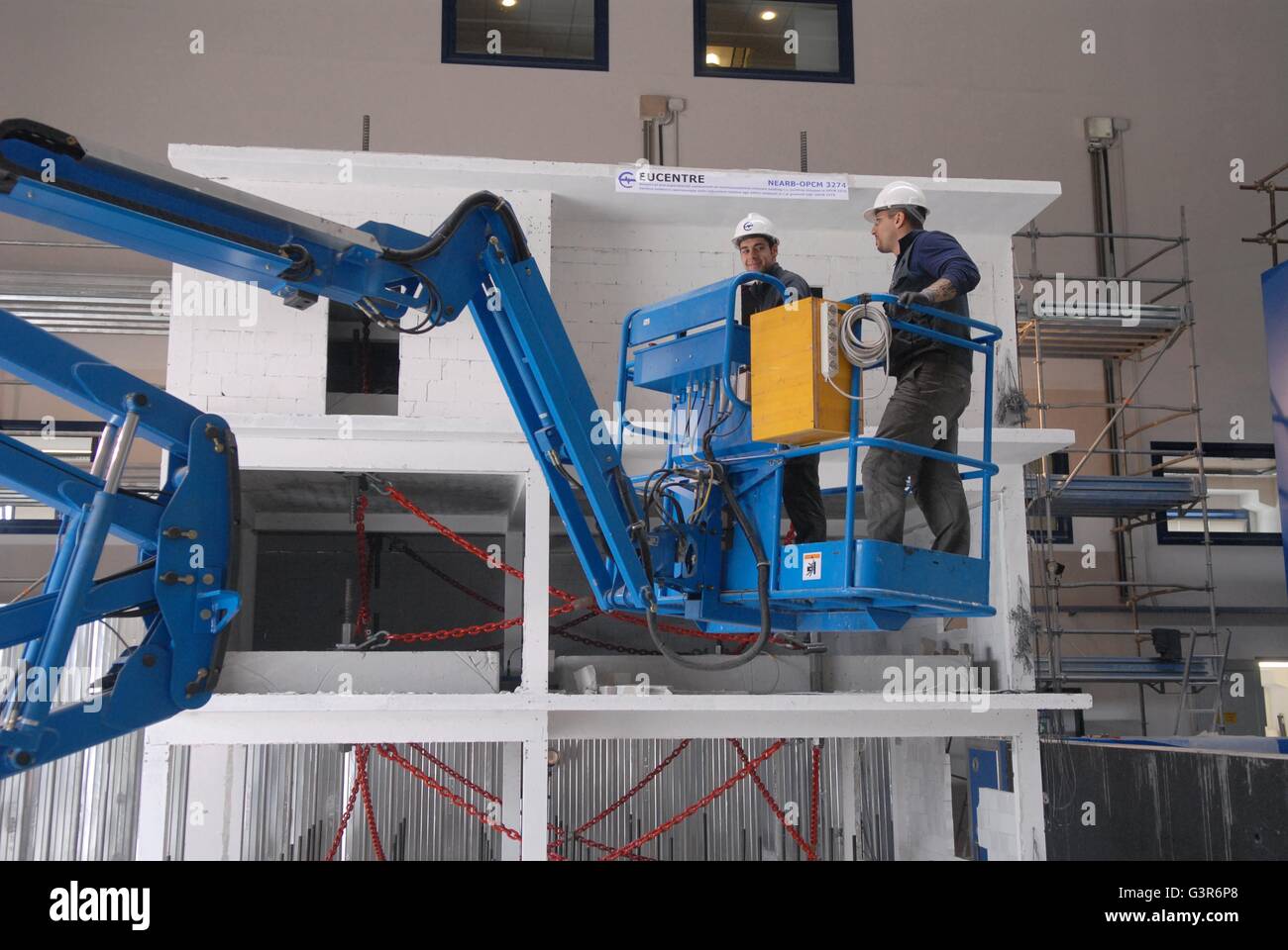 Pavie (Italie), EUCENTER - European Center for Earthquake Engineering, le contrôle des dommages produits sur un petit bâtiment de la moitié de la taille naturelle en béton armé et briques Banque D'Images