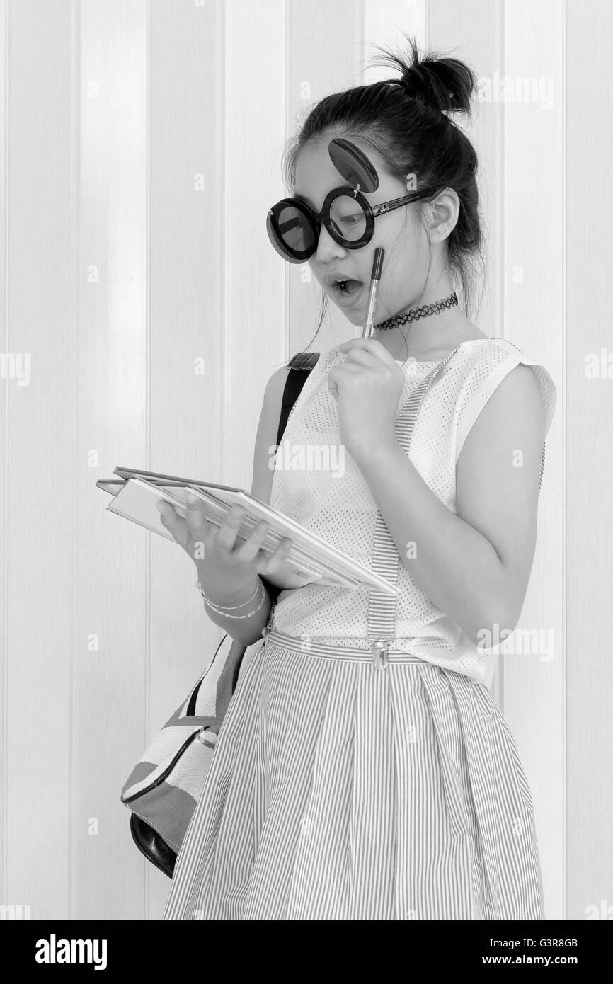 Cute girl thinking ,girl cute reading book Banque D'Images