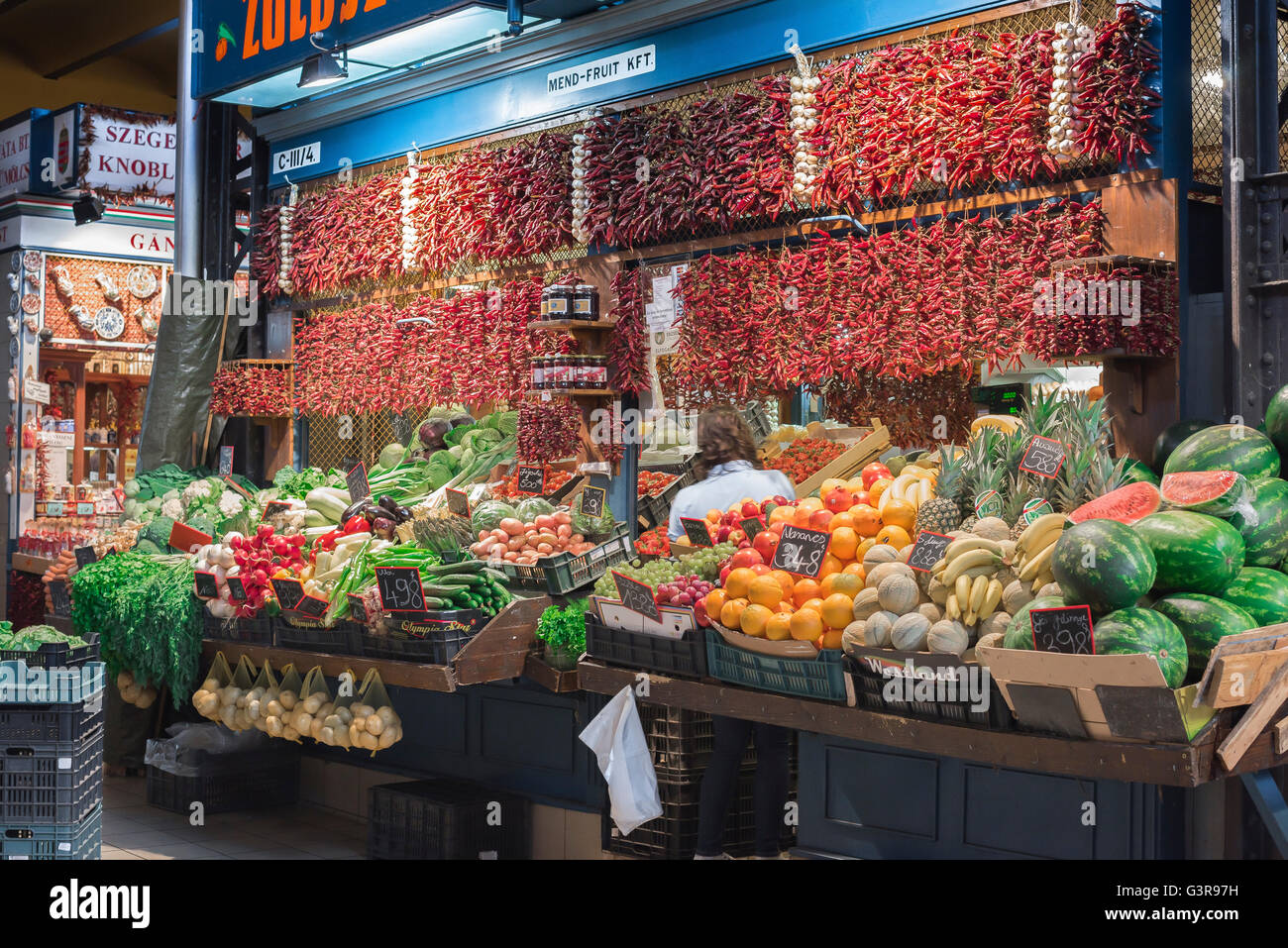Marché alimentaire de Budapest, vue sur un stand de fruits et légumes à l'intérieur de la Grande salle du marché dans la région de Jozsefvaros à Budapest, Hongrie. Banque D'Images