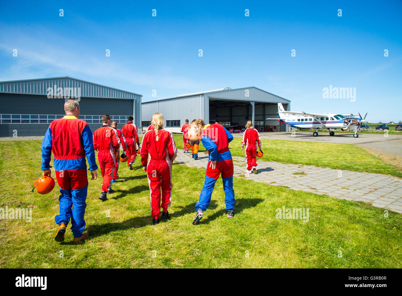 Marcher en direction de parachutistes piper à texel holland centre parachutiste Banque D'Images