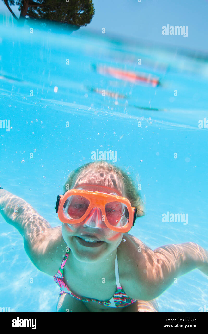 Italie, Sardaigne, Alghero, Teenage girl (14-15) La plongée en piscine Banque D'Images