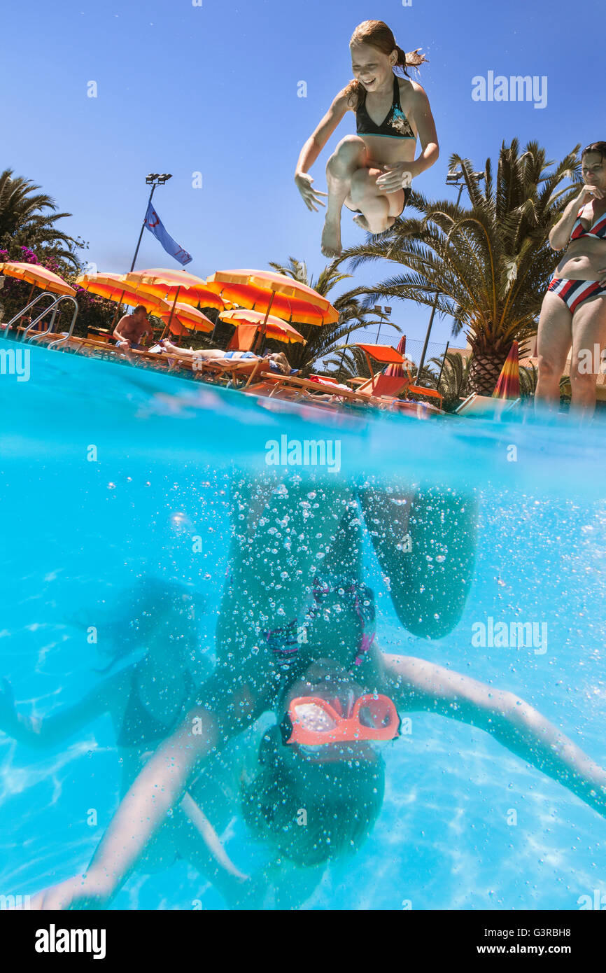 Italie, Sardaigne, Alghero, la mère des enfants se baignent (14-15, 16-17) La plongée en piscine Banque D'Images