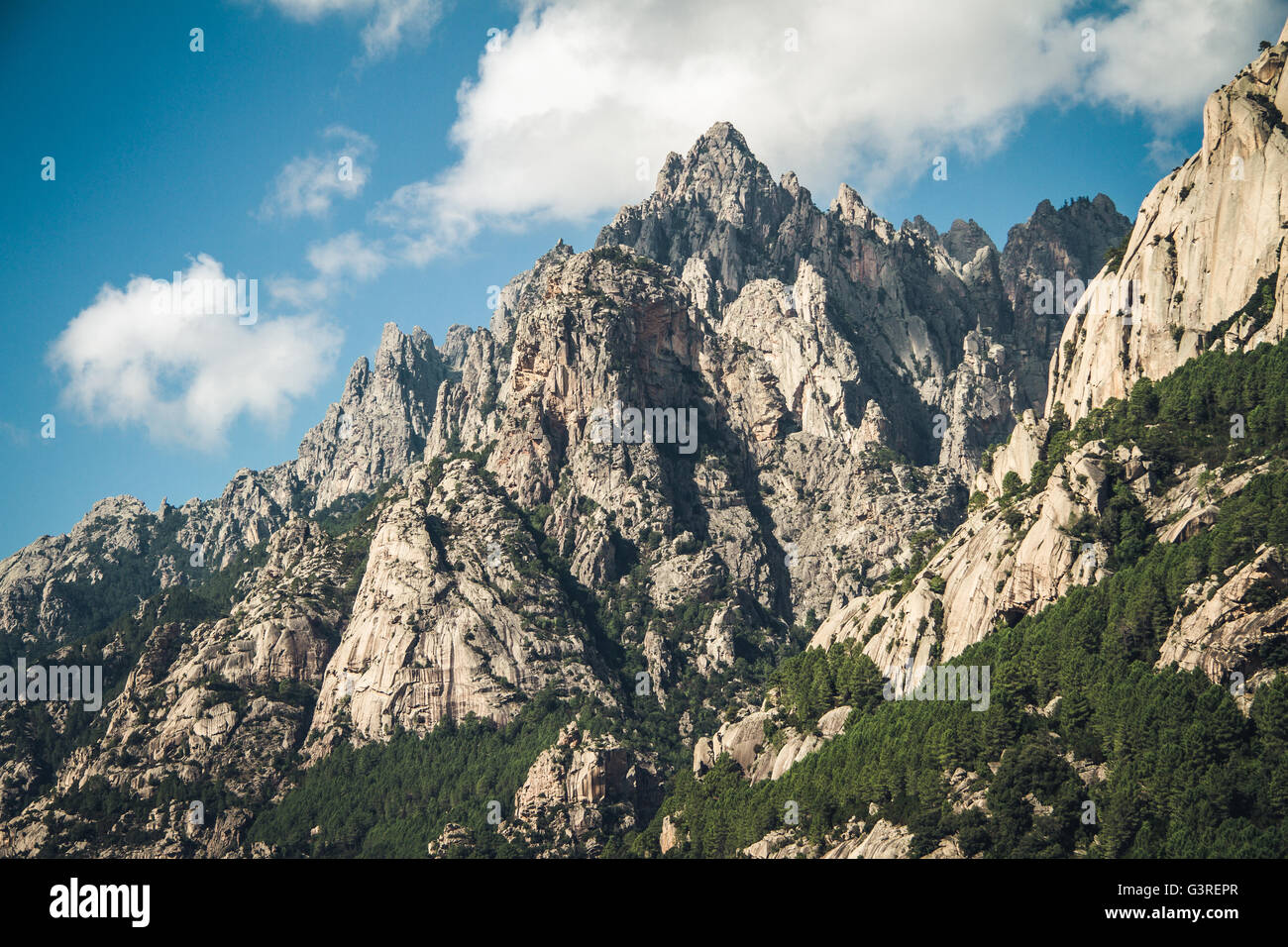 Gamme de montagne en Corse sur une journée ensoleillée Banque D'Images