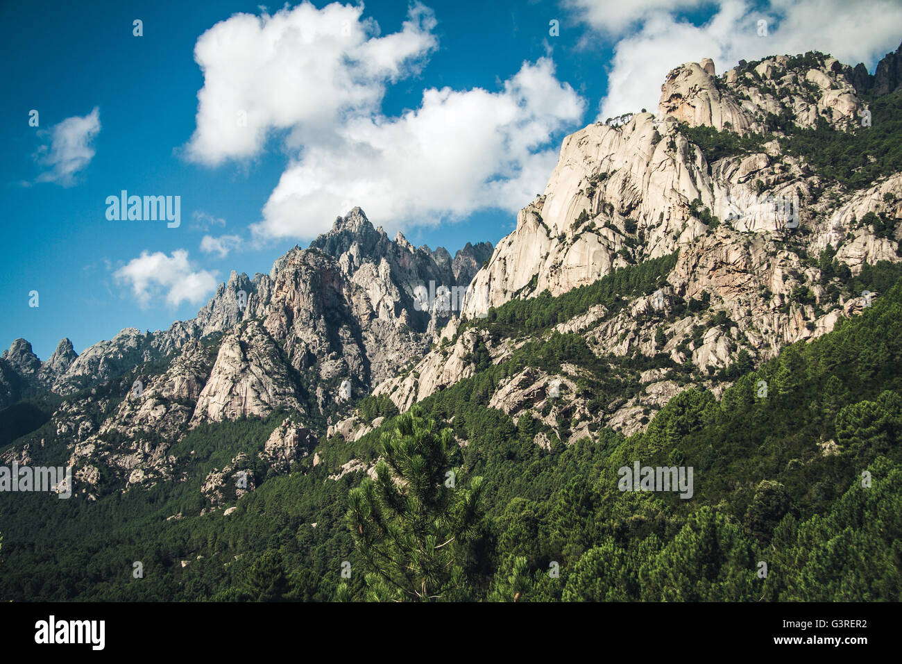 Gamme de montagne en Corse sur une journée ensoleillée Banque D'Images