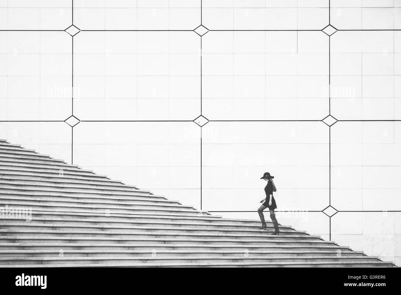 Une femme en montant les escaliers. Banque D'Images