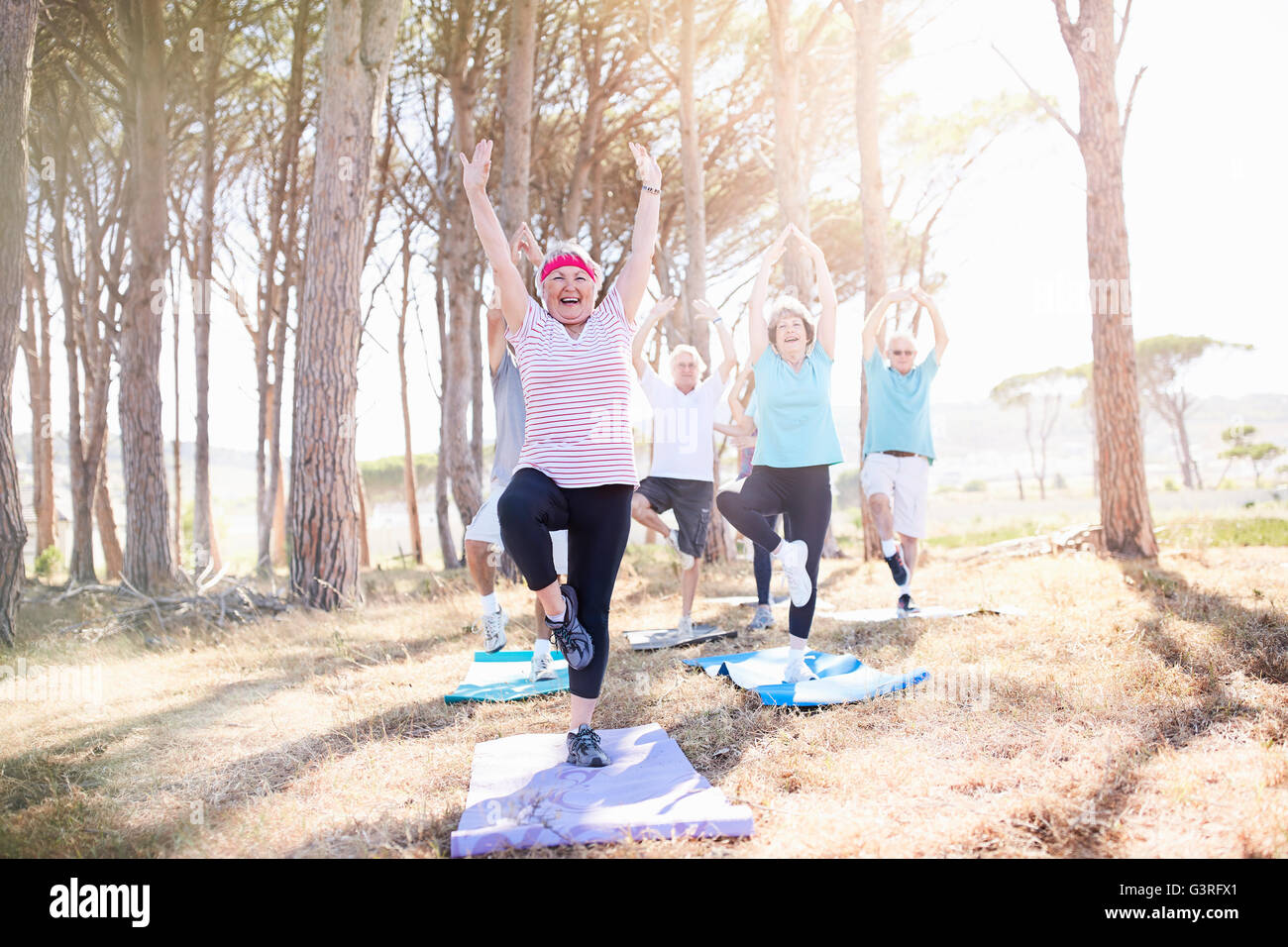Aînés La pratique du yoga à sunny park Banque D'Images