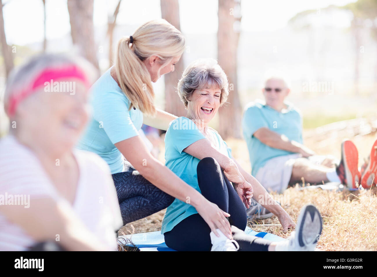 Guide de l'instructeur de yoga senior woman in sunny park Banque D'Images