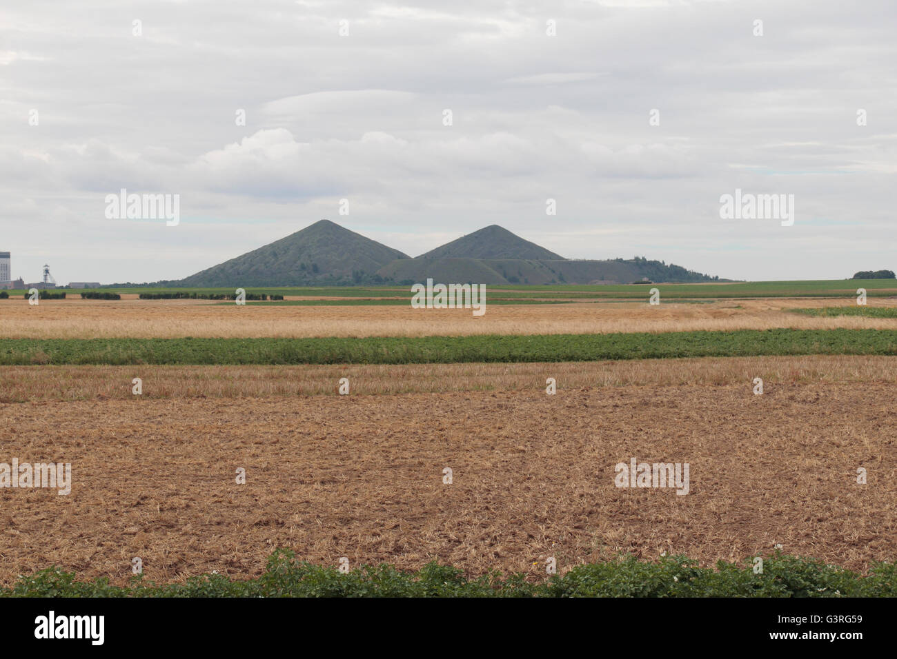 Les terrils de Loos-en-Gohelle visible de la CWGC St Marys Poste de secours avancé Cimetière, Auchy-les-Mines, France. Banque D'Images