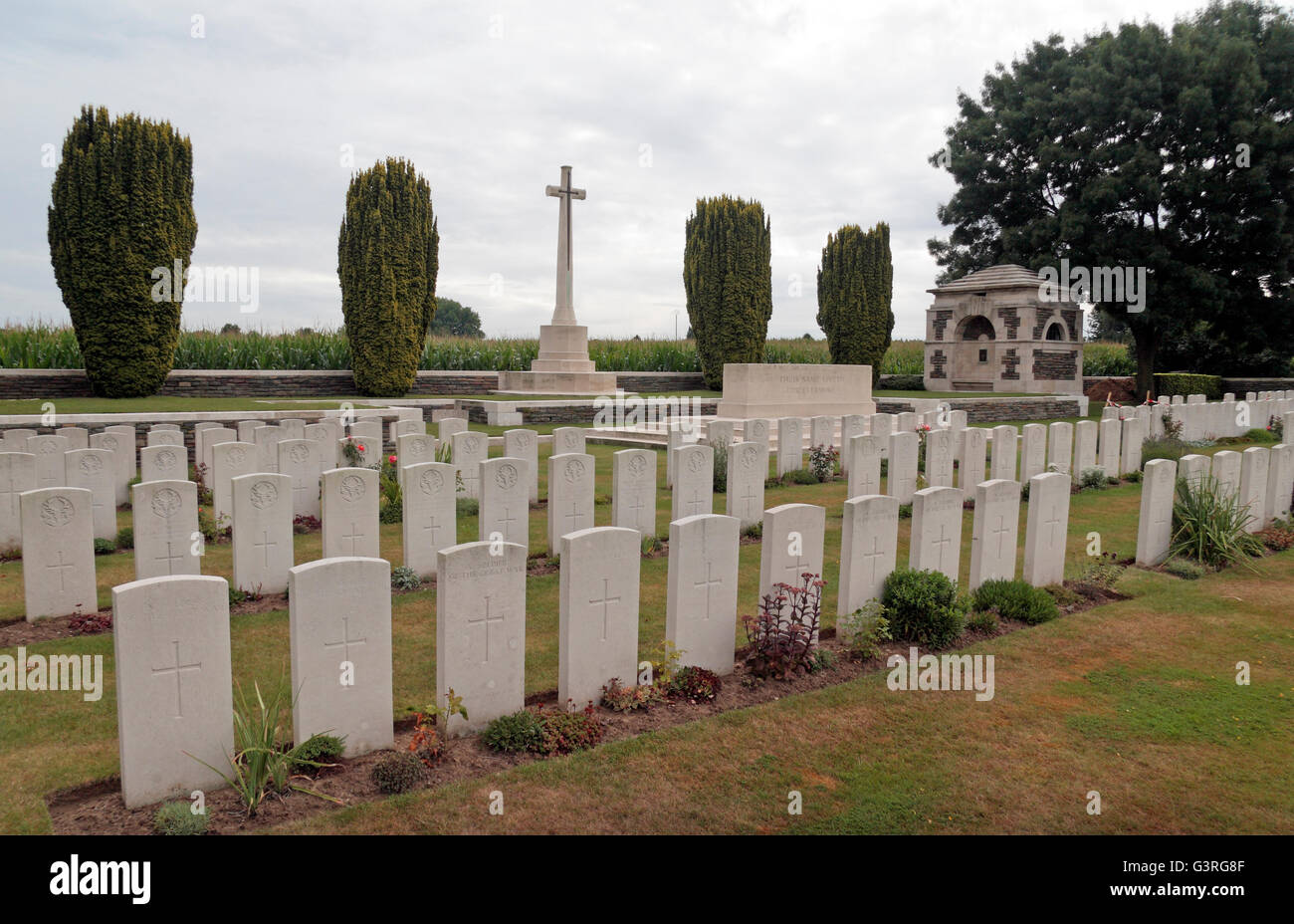 Croix du Sacrifice et des rangées de pierres tombales dans le cimetière de l'abbaye de Woburn CWGC, Cuinchy, Pas de Calais, France. Banque D'Images