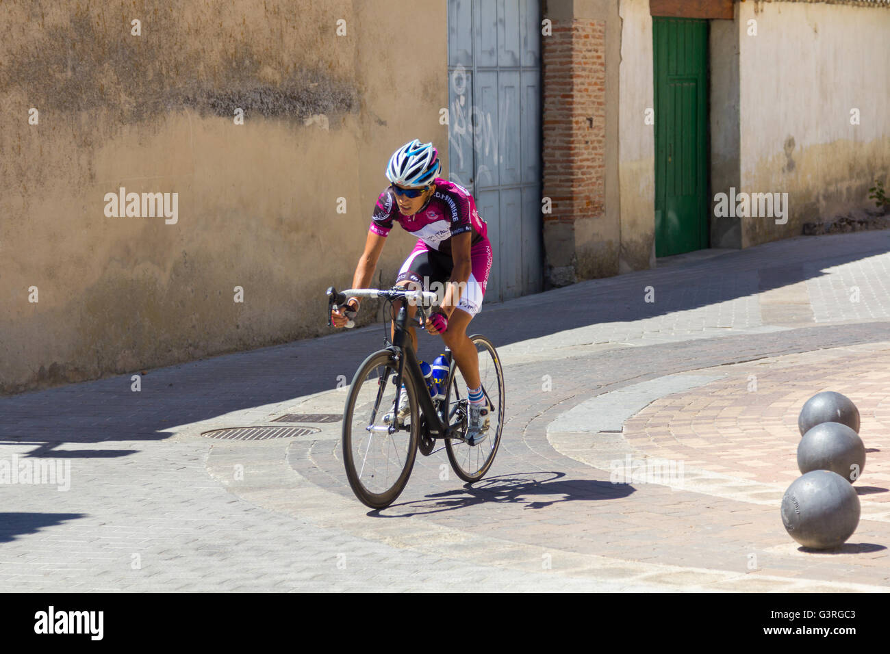 VALLADOLID, Espagne 26 août 2015 : les jeunes cyclistes participant à une course à travers les villes de Valladolid à Valladolid, Espagne Banque D'Images