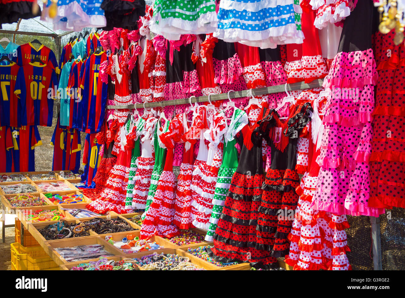 Robes de flamenco dans des couleurs vives pour les petites filles Banque D'Images