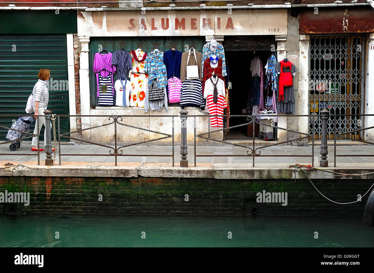 Sestriere Castello, Venise, Italie. Une ancienne épicerie fine maintenant gérés par des Chinois. Aujourd'hui, le magasin vend des vêtements. Les Chinois ont acheté de nombreuses boutiques dans la ville. Banque D'Images