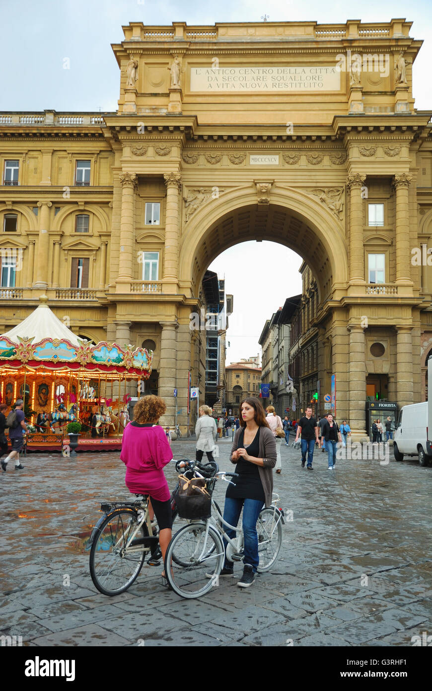 Deux femmes à vélo dans le centre historique de Florence, Toscane, Italie, Europe Banque D'Images