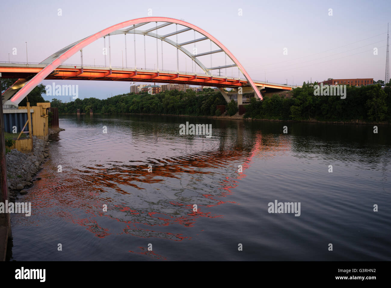 Korean Veterans Blvd Cumberland Bridge Nashville Tennessee River Banque D'Images