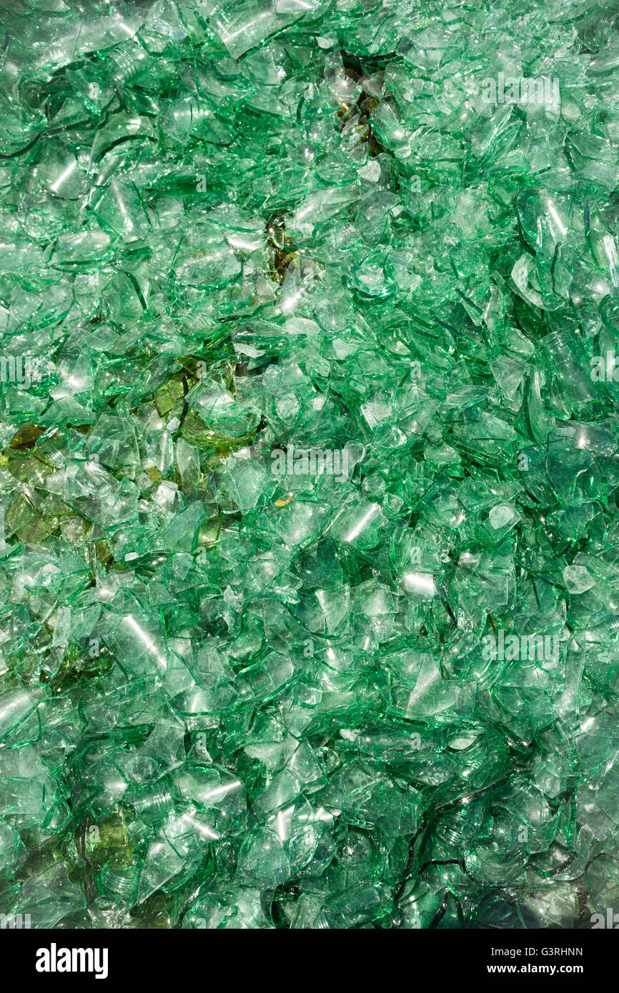 Bouteille de verre cassé concassé recycler des éclats vert Banque D'Images
