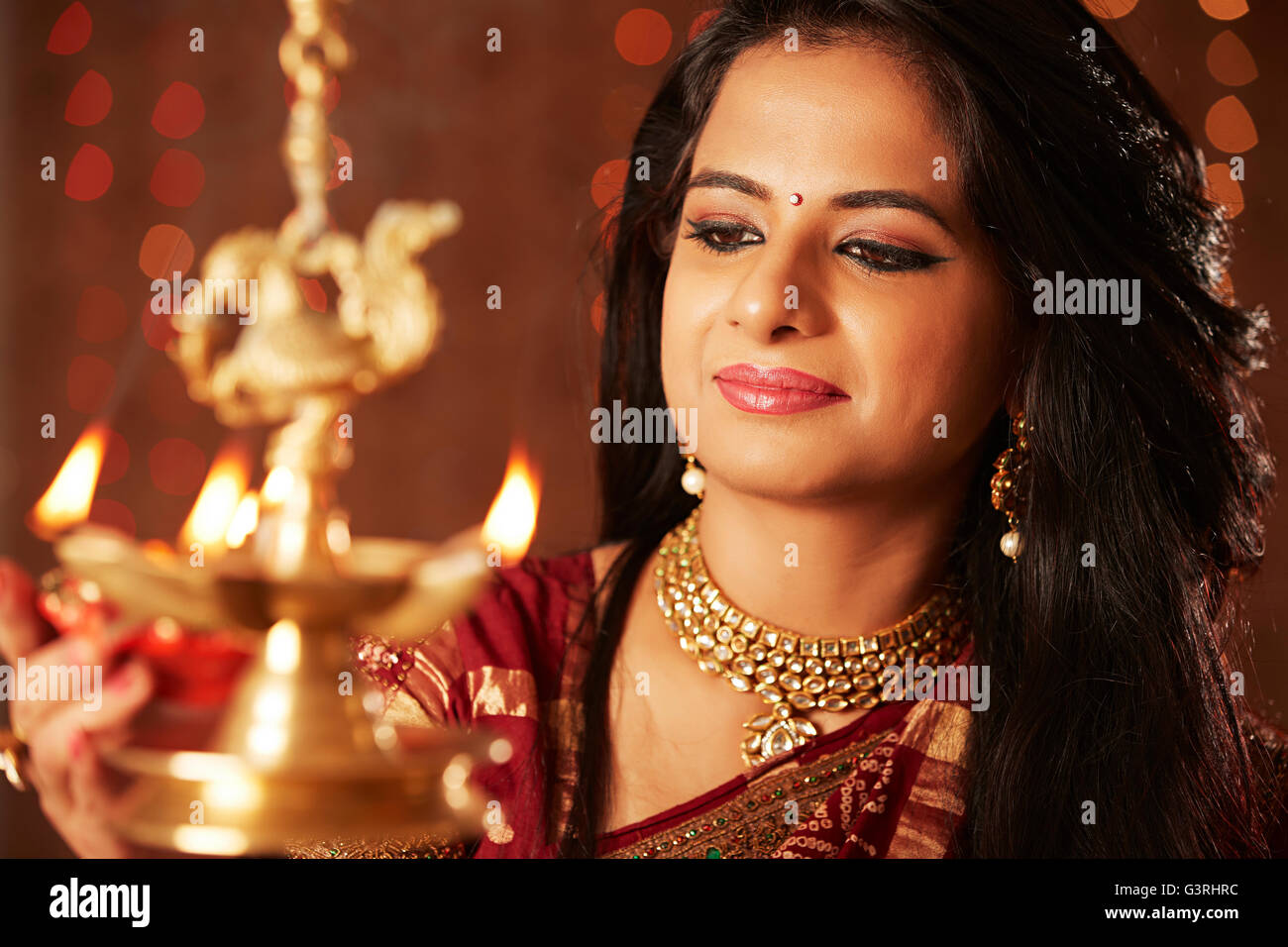 1 belle femme adulte Festival Diwali Diya Gravure Lampe suspendue Banque D'Images