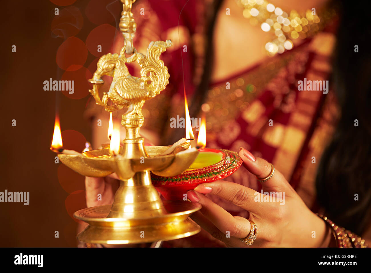 1 belle femme adulte Festival Diwali Diya suspendus à brûler la lampe de  Photo Stock - Alamy