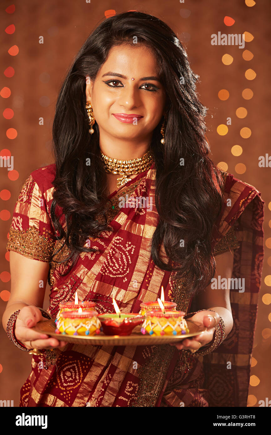 1 belle femme adulte Festival Diwali Diya montrant la plaque Banque D'Images