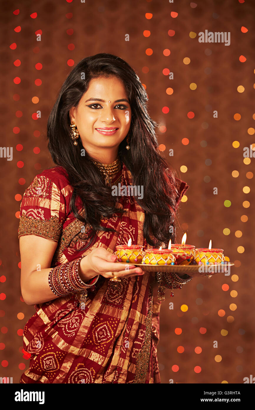 1 belle femme adulte Festival Diwali Diya montrant la plaque Banque D'Images