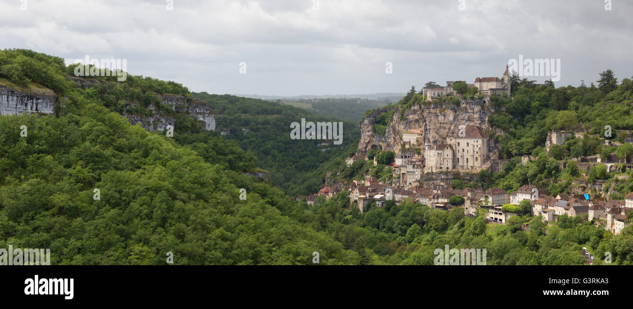 Rocamadour, un village dans le sud-ouest de la France. Le sanctuaire ici a attiré des pèlerins provenant de nombreux pays depuis des siècles. Banque D'Images Rocamadour, un village dans le sud-ouest de la France. Le sanctuaire ici a attiré des pèlerins provenant de nombreux pays depuis des siècles. Banque D'Images
