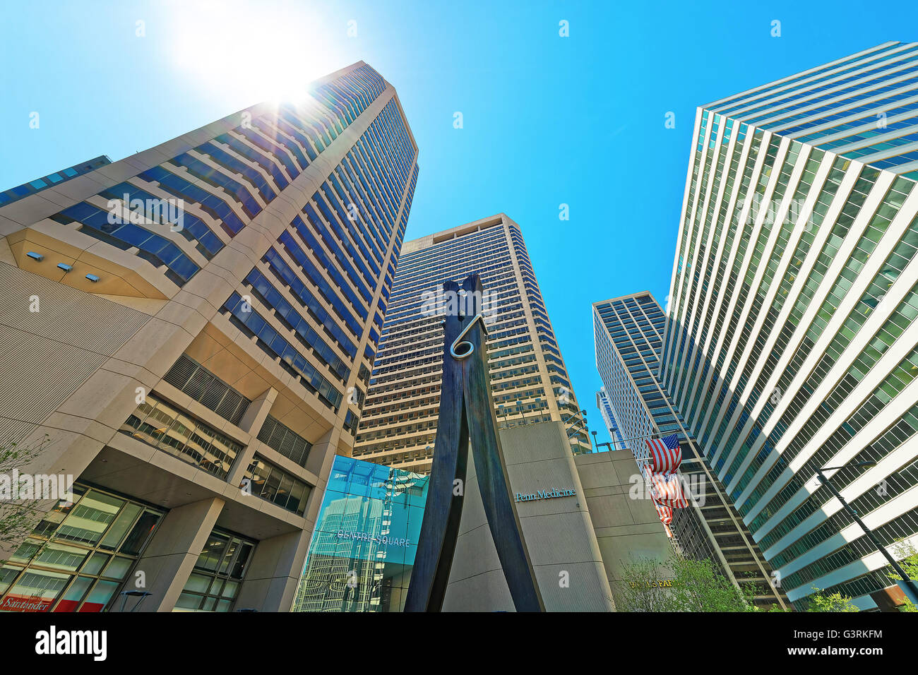 Philadelphie, USA - 4 mai 2015 : Clothespin sculpture et gratte-ciel du centre-ville de Philadelphie. New York, USA. Avec sun flare spécial Banque D'Images