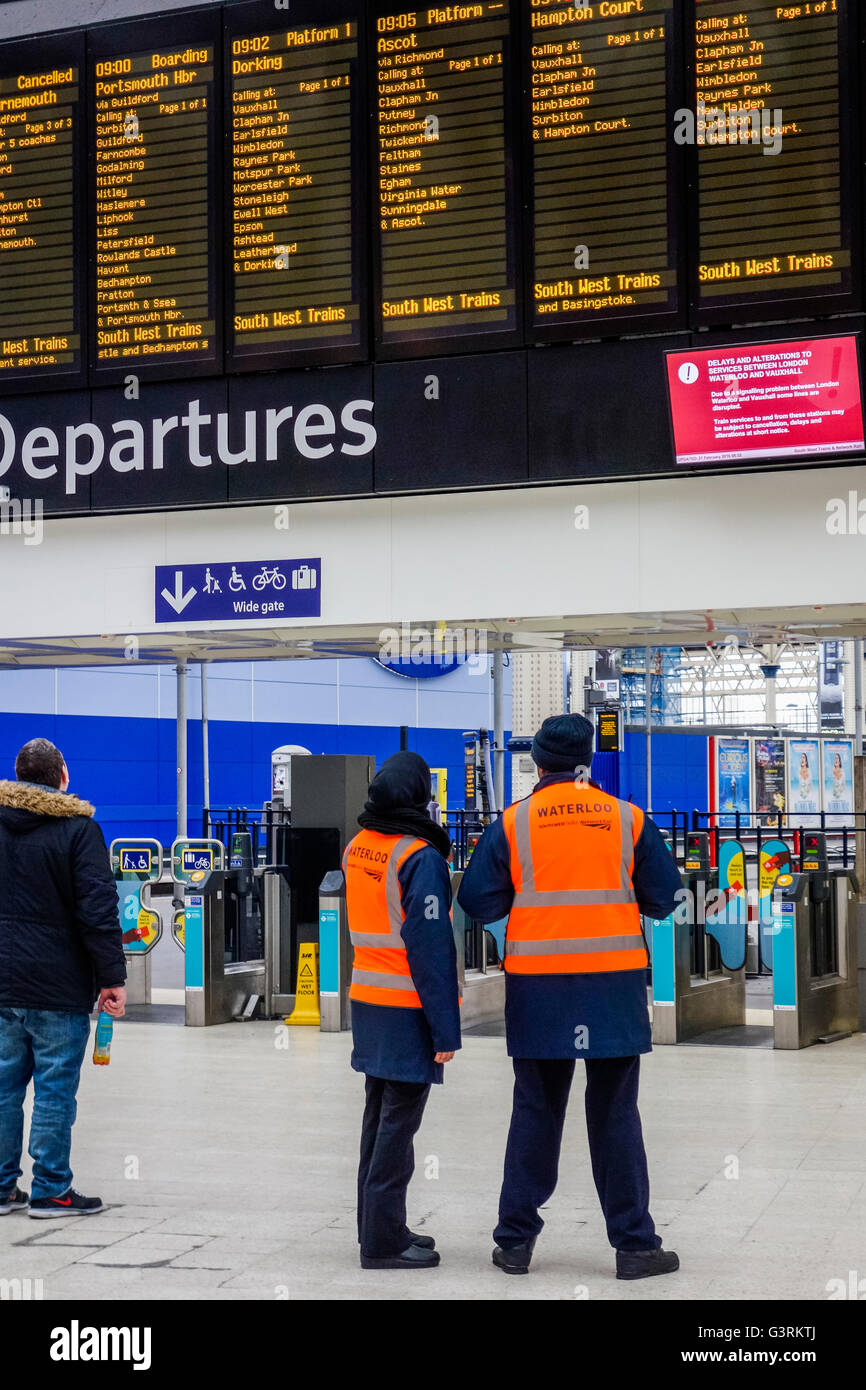 Employés à destination de train à la gare de Waterloo, Londres, Angleterre Banque D'Images