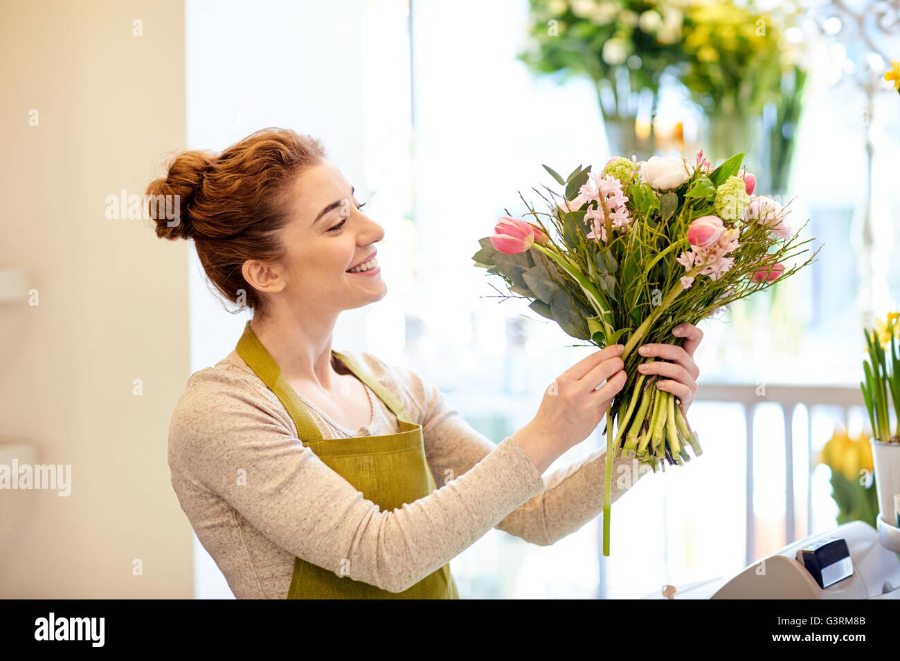 Smiling woman making fleuriste bouquet flower shop Banque D'Images