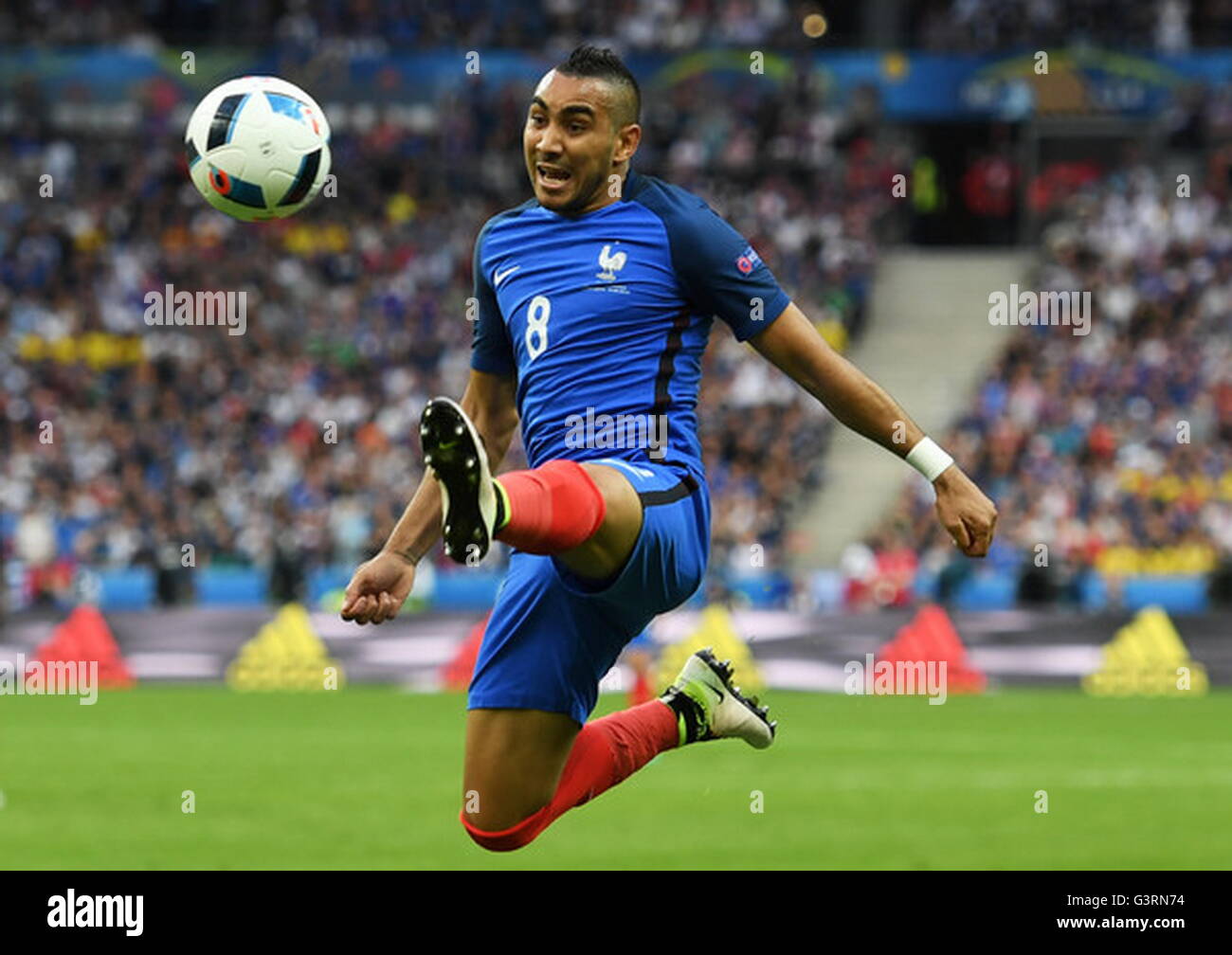 Saint Denis, Paris, le 10 juin 2016, Dimitri Payet en action pendant le match d'ouverture de l'Euro 2016 entre la France et la Roumanie Banque D'Images