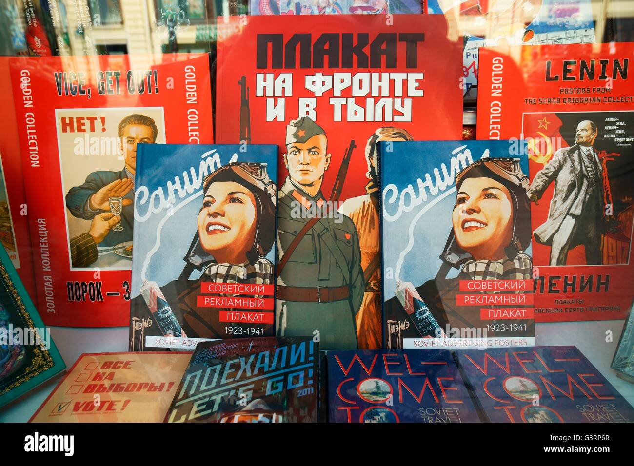 Saint Petersburg Russie. livres modernes de l'ère soviétique patriotique présents dans l'art graphique d'affichage de la fenêtre librairie on Nevsky prospect Banque D'Images