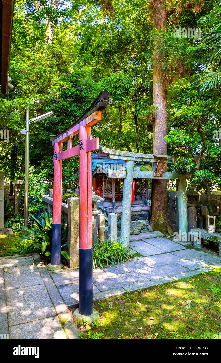 Torii au Sanctuaire Shirakumo à Kyoto Gyoen Jardin National Banque D'Images