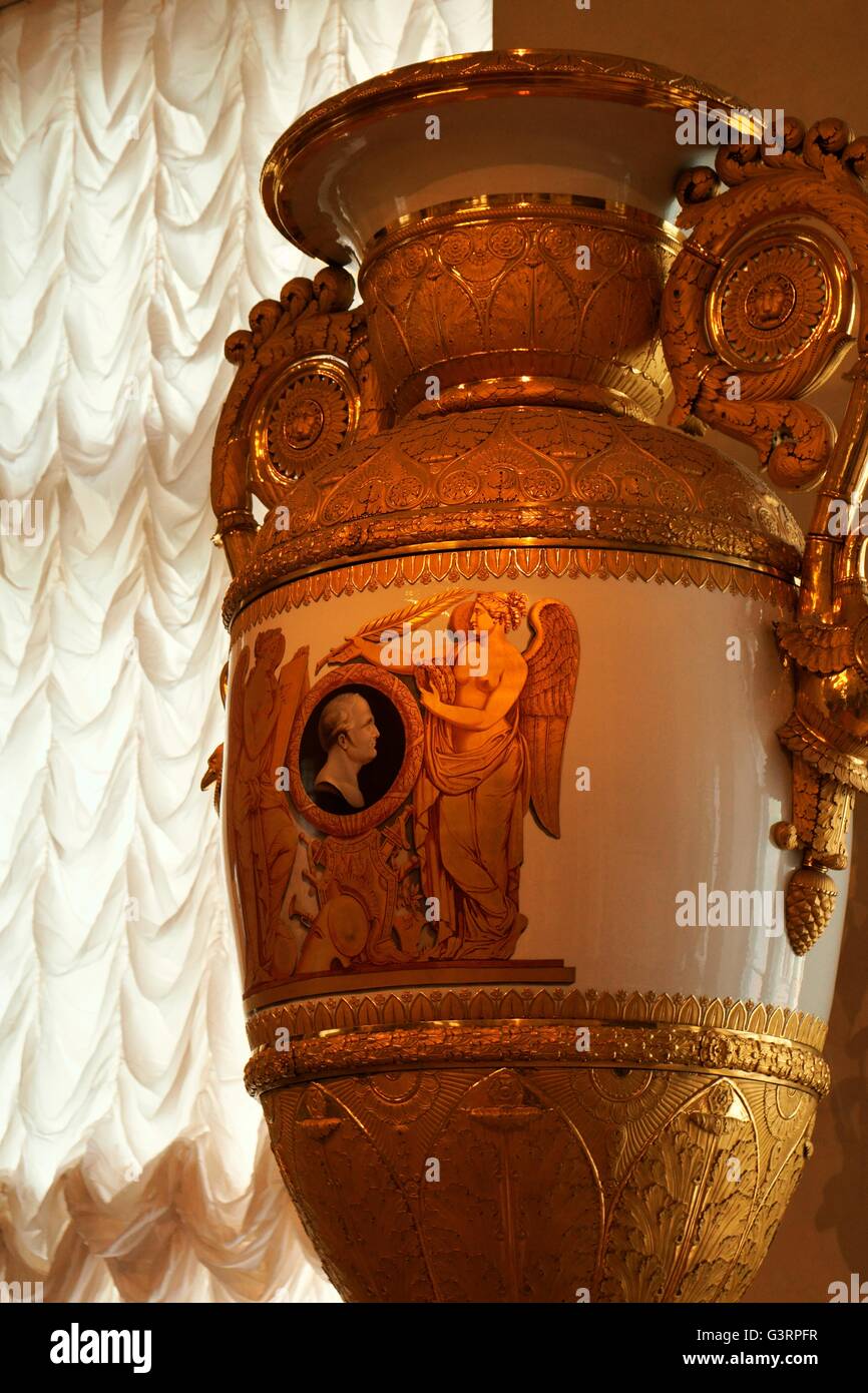 Musée de l'Ermitage, Saint-Pétersbourg, Russie. . Vase en porcelaine « Russie » fabriqué par la manufacture impériale de porcelaine date de 1828 Banque D'Images