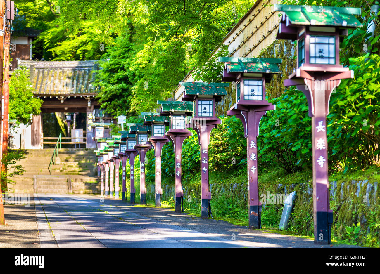 Allée de lanternes en bois au Temple Chorakuji à Kyoto Banque D'Images